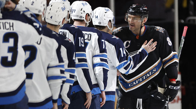 Александр Овечкин с игроками «Виннипега» после матча в Вашингтоне. Фото USA Today Sports Александр Овечкин с игроками «Виннипега» после матча в Вашингтоне. Фото USA Today Sports