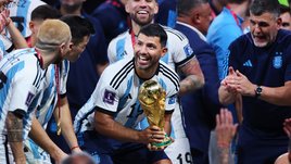 Странная выходка Агуэро. Красовался с медалью чемпиона и поднимал кубок мира, хотя не числился в команде