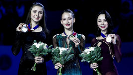 Трусова спорно снялась, и Валиева тоже начинает проигрывать. В женском одиночном снова смена поколений