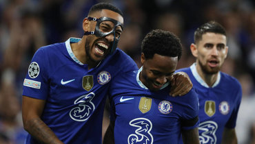 Пьер-Эмерик Обамеянг и Рахим Стерлинг («Челси»).