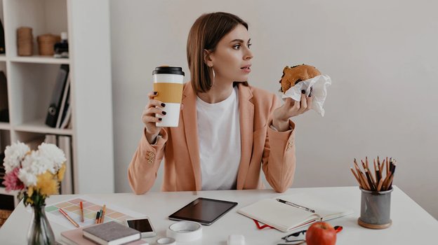 Перекус в офисе. Фото Freepik/lookstudio Перекус в офисе. Фото Freepik/lookstudio