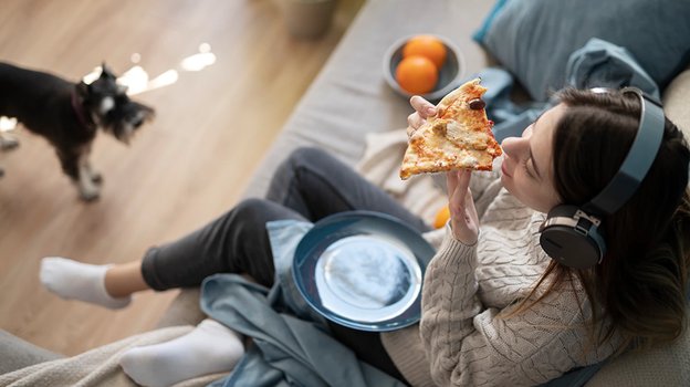 Обед с пиццей. Фото Freepik Обед с пиццей. Фото Freepik