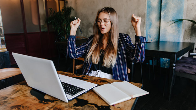 Девушка за работой. Фото Freepik/lookstudio Девушка за работой. Фото Freepik/lookstudio