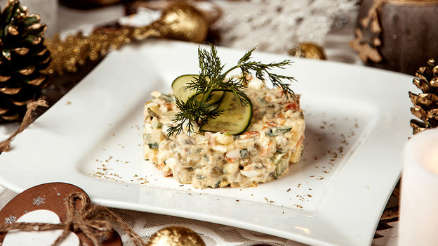 Оливье с огурцом. Фото Freepik/KamranAydinov Оливье с огурцом. Фото Freepik/KamranAydinov