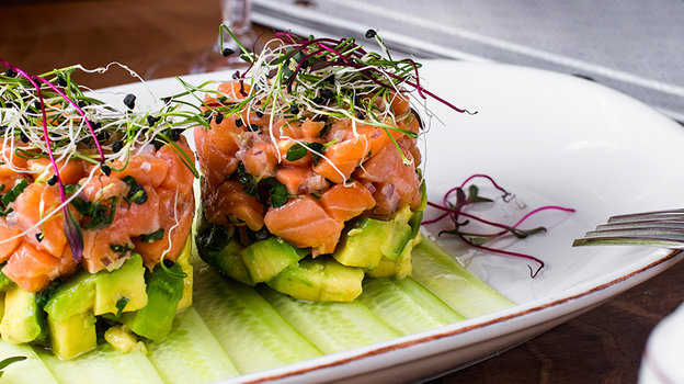 Салат из лосося с авокадо. Фото Freepik/KamranAydinov Салат из лосося с авокадо. Фото Freepik/KamranAydinov