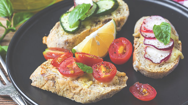 Итальянская брускетта с обжаренными помидорами. Фото Freepik/dashu83 Итальянская брускетта с обжаренными помидорами. Фото Freepik/dashu83