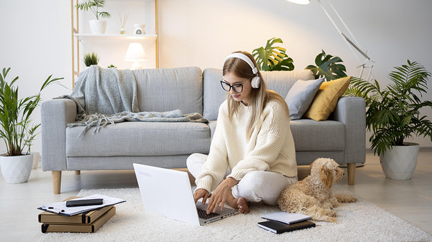 Девушка за работой дома. Фото Freepik Девушка за работой дома. Фото Freepik