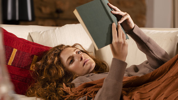 Читающая девушка. Фото Freepik Читающая девушка. Фото Freepik