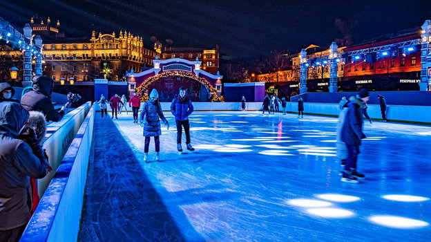 Каток на площади Революции. Фото mosprogulka.ru Каток на площади Революции. Фото mosprogulka.ru