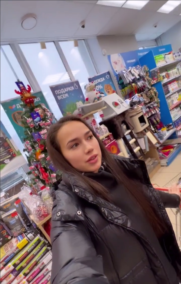 Алина Загитова в зоомагазине. Алина Загитова в зоомагазине.