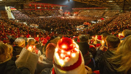 Красивая традиция культового немецкого клуба. Фанаты каждое Рождество собираются на стадионе и поют праздничные песни