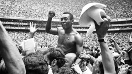 «Пробегает мальчишечка по лестнице, а Яшин его за шею — хвать! И сказал, что тот будет лучшим игроком мира». Памяти Пеле