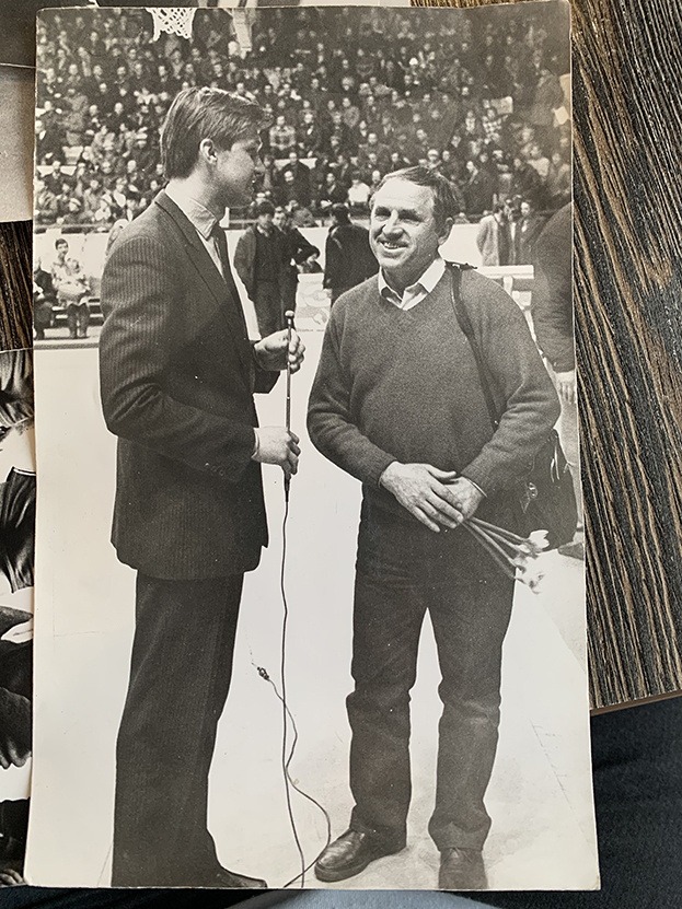 Кондрашин дает экспресс-интервью после матча (молодому Кириллу Набутову!). Фото из личного архива Дмитрия Туманова Кондрашин дает экспресс-интервью после матча (молодому Кириллу Набутову!). Фото из личного архива Дмитрия Туманова