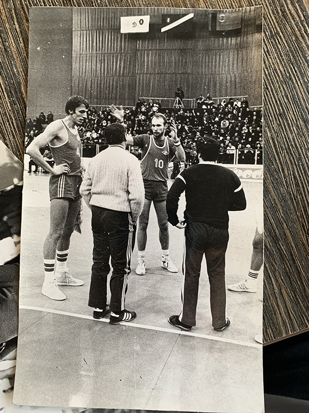 Владимир Кондрашин дает установку игрокам. Фото из личного архива Дмитрия Туманова Владимир Кондрашин дает установку игрокам. Фото из личного архива Дмитрия Туманова