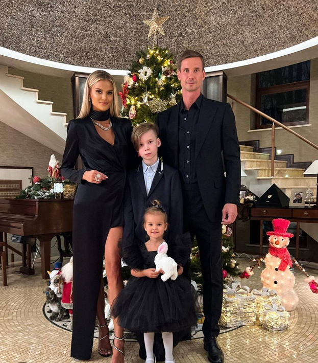 Антон Шунин с женой и детьми. Фото Соцсети Антон Шунин с женой и детьми. Фото Соцсети