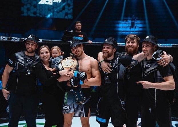 Виталий Слипенко со своей командой после победы над Абубакаром Вагаевым. Фото Соцсети Виталий Слипенко со своей командой после победы над Абубакаром Вагаевым. Фото Соцсети