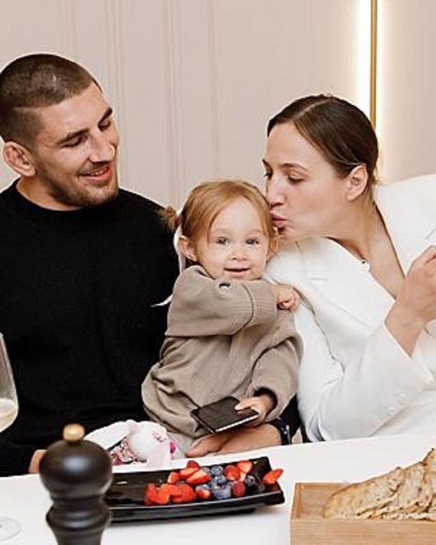 Виталий Слипенко с женой и дочерью. Фото Соцсети Виталий Слипенко с женой и дочерью. Фото Соцсети