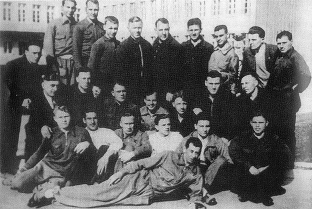 Футболисты киевского «Динамо» в 1941 году. Фото архив «СЭ» Футболисты киевского «Динамо» в 1941 году. Фото архив «СЭ»