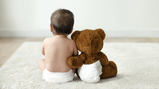 Маленький ребенок с любимой игрушкой. Фото Freepik/rawpixelcom Маленький ребенок с любимой игрушкой. Фото Freepik/rawpixelcom