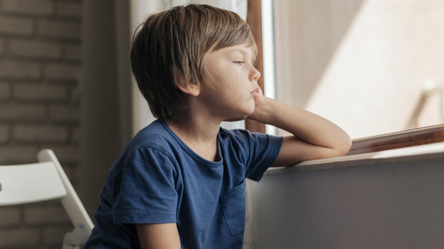 Грустный ребенок. Фото Freepik Грустный ребенок. Фото Freepik