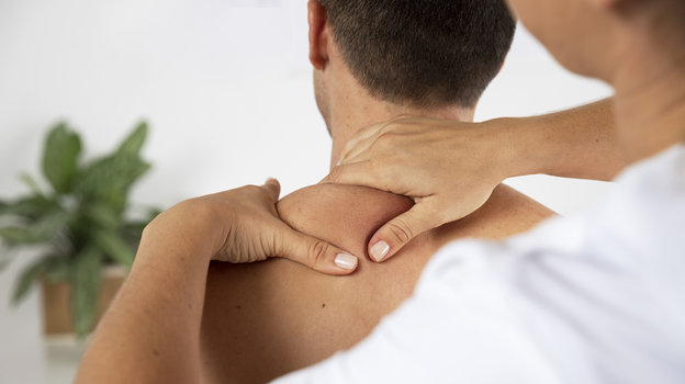 Расслабляющий массаж. Фото Freepik Расслабляющий массаж. Фото Freepik