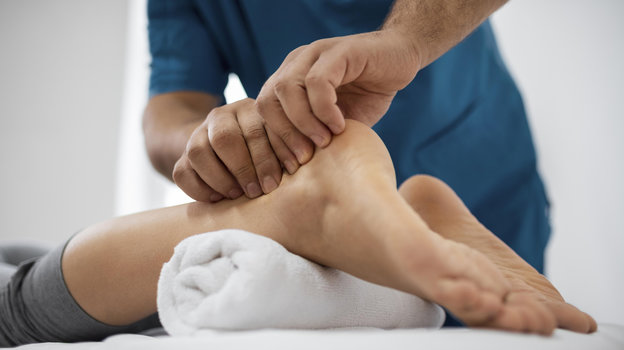 Массаж стоп. Фото Freepik Массаж стоп. Фото Freepik