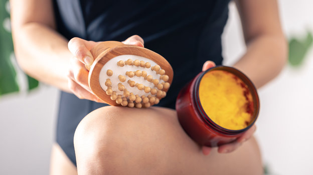 Щетка и масло для массажа. Фото Freepik/pvproductions Щетка и масло для массажа. Фото Freepik/pvproductions