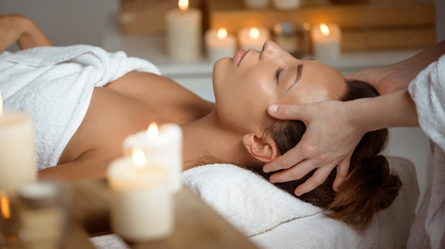 Массаж лица и головы. Фото Freepik/cookie_studio Массаж лица и головы. Фото Freepik/cookie_studio