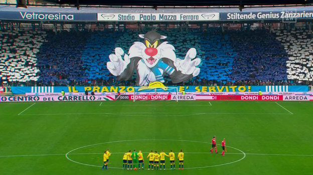 Перформанс болельщиков СПАЛа. Фото Corriere della Sera Перформанс болельщиков СПАЛа. Фото Corriere della Sera