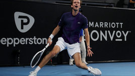 Медведев не прошел проверку Джоковичем и спародировал его травму. Странный поступок в полуфинале