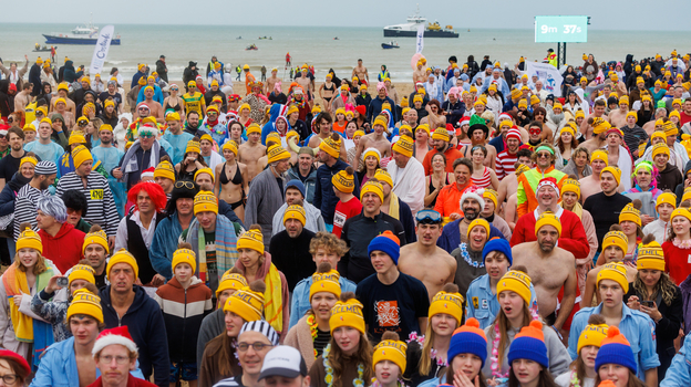 Почти 6000 купальщиков собралось в Остенде в новом году. Фото Global Look Press Почти 6000 купальщиков собралось в Остенде в новом году. Фото Global Look Press