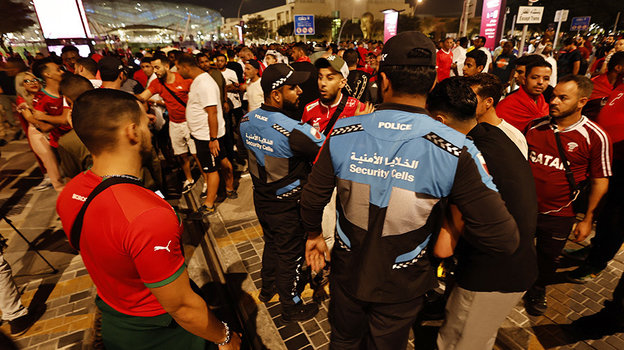 Катарская полиция проверяет болельщиков. Фото Reuters Катарская полиция проверяет болельщиков. Фото Reuters