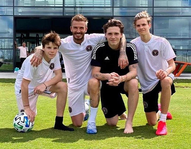 Дэвид Бекхэм с сыновьями Крузом, Бруклином и Ромео. Фото Global Look Press Дэвид Бекхэм с сыновьями Крузом, Бруклином и Ромео. Фото Global Look Press