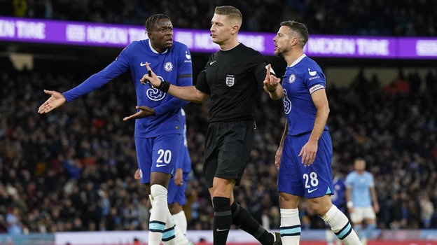 Денис Закария и Сесар Аспиликуэта беседуют с судьей матча Робертом Джонсом. Фото Global Look Press Денис Закария и Сесар Аспиликуэта беседуют с судьей матча Робертом Джонсом. Фото Global Look Press