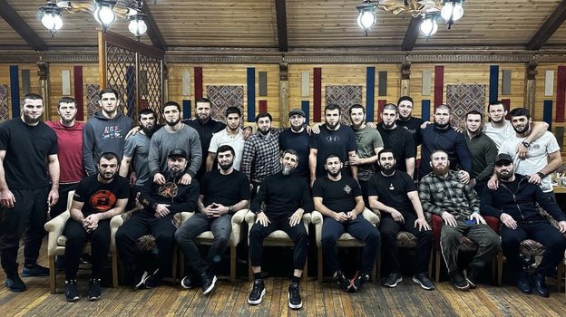 Хабиб Нурмагомедов с бойцами. Фото Соцсети Хабиб Нурмагомедов с бойцами. Фото Соцсети