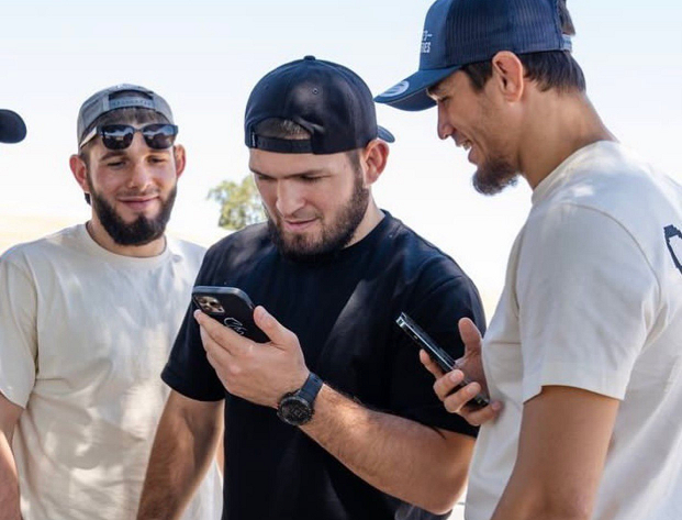 Хабиб Нурмагомедов (в центре). Фото Соцсети Хабиб Нурмагомедов (в центре). Фото Соцсети