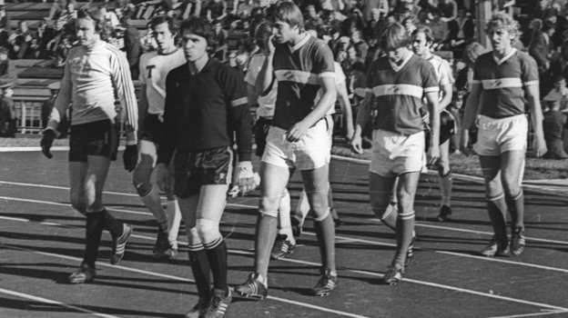 Александр Прохоров выводит команду на поле. Фото Сергей Колганов Александр Прохоров выводит команду на поле. Фото Сергей Колганов