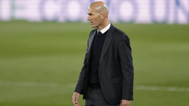 Зидан уже полтора года сидит без работы. Похоже, его окружение увлеклось играми вокруг сборной