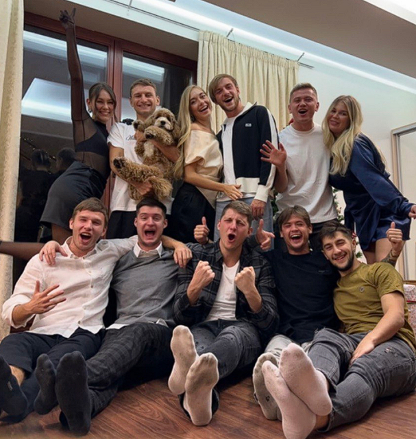 Константин Кучаев и Елена Радионова отметили Новый год в компании друзей. Фото Соцсети Константин Кучаев и Елена Радионова отметили Новый год в компании друзей. Фото Соцсети