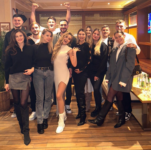 Елена Радионова отметила 24-летие с Константином Кучаевым и друзьями. Фото Соцсети Елена Радионова отметила 24-летие с Константином Кучаевым и друзьями. Фото Соцсети