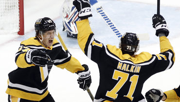 Евгений Малкин празднует заброшенную шайбу с одноклубниками.