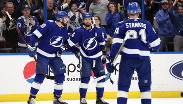 Никита Кучеров (в центре) празднует забитый гол с одноклубниками.