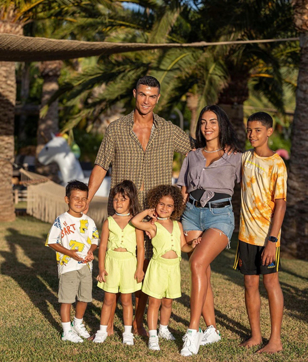 Роналду и Джорджина с детьми. Фото Соцсети Роналду и Джорджина с детьми. Фото Соцсети