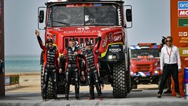 Лидер «Дакара» снялся после смерти болельщика. Его грузовик наехал на зрителя