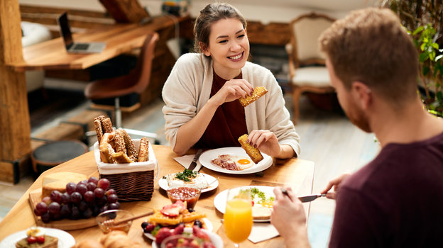 Разговор за завтраком. Фото Freepik/Drazen Zigic Разговор за завтраком. Фото Freepik/Drazen Zigic