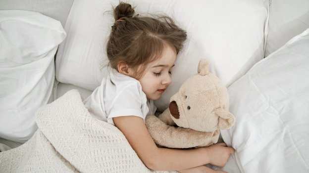 Ребенок в кроватке. Фото Freepik/pvproductions Ребенок в кроватке. Фото Freepik/pvproductions