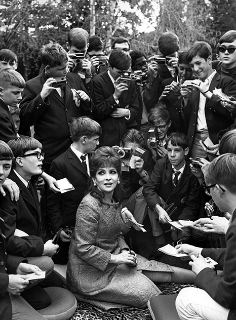Джина Лоллобриджида в окружении американских школьников. Фото Getty Images Джина Лоллобриджида в окружении американских школьников. Фото Getty Images