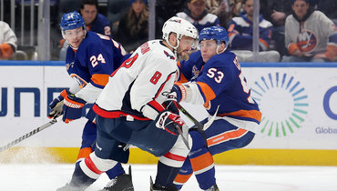 Овечкин нокаутировал канадца уничтожающим силовым. Это помогло «Вашингтону» перевернуть ужасный матч