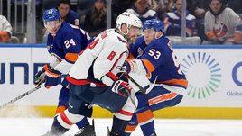 Овечкин нокаутировал канадца уничтожающим силовым. Это помогло «Вашингтону» перевернуть ужасный матч