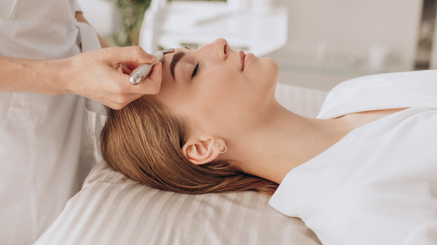 Уход за кожей лица. Фото Freepik/senivpetro Уход за кожей лица. Фото Freepik/senivpetro